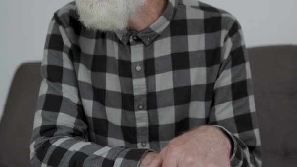 Αναστατωμένος Γέρος Μόνος Κάθεται Στον Καναπέ Περιμένοντας Στην Ουρά Για — Αρχείο Βίντεο