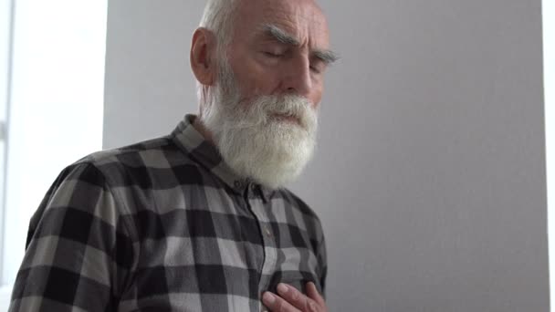 Старик Падает Держа Руку Груди Риск Сердечного Приступа Стенокардии — стоковое видео