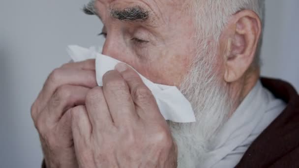 近脸老人流鼻涕 打喷嚏进入餐巾纸 季节性过敏 — 图库视频影像