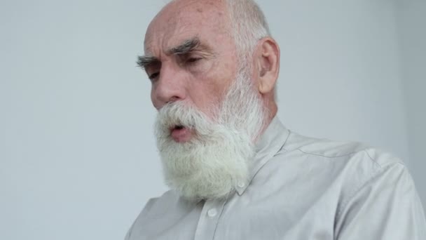 Viejo Hombre Enfermo Que Sufre Tos Fuerte Boca Cerrada Con — Vídeos de Stock