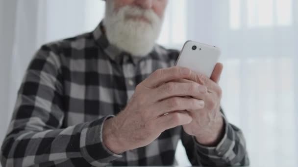 Positieve Senior Man Typen Smartphone Binnen Chatten Kijken Naar Foto — Stockvideo