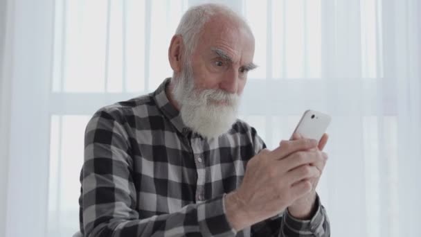 Emocionado Abuelo Barbudo Mostrando Mensaje Lectura Gesto Teléfono Inteligente — Vídeos de Stock