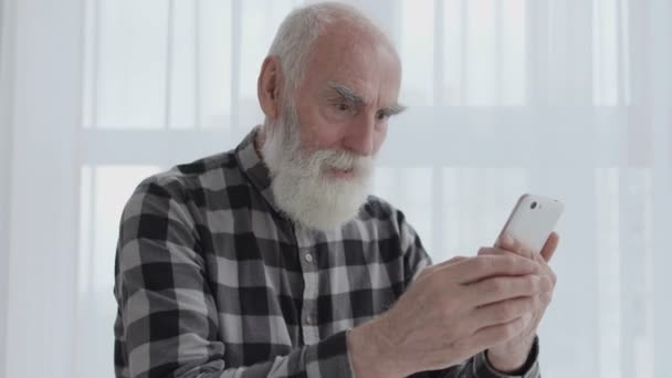Başarılı Yaşlı Adam Evet Hareketi Yapıyor Piyango Zaferi Ikramiyelerle Tatmin — Stok video