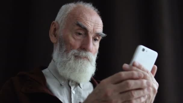 Moderne Rentner Auf Der Suche Nach Informationen Telefon Lesen Von — Stockvideo