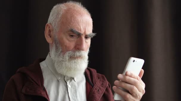 Schöner Älterer Mann Liest Schlechte Nachrichten Online Mit Smartphone App — Stockvideo