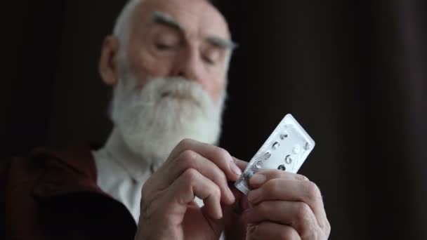 白发老人吃药 感觉疼痛 止痛药 — 图库视频影像