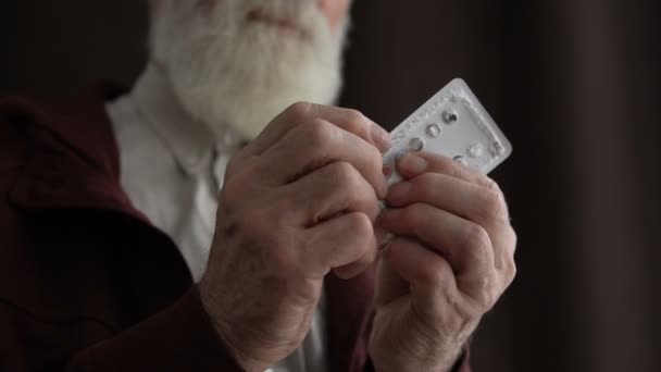 Старший Пациент Кладет Синюю Таблетку Рот Принимает Лекарства Рецепт — стоковое видео
