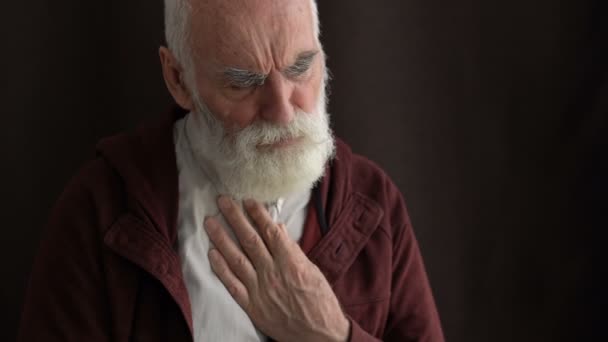 Kranker Älterer Mann Mit Atemnot Halsschmerzen Symptom — Stockvideo