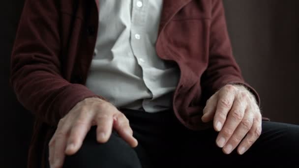 Мужчина Пенсионер Держит Дрожащую Руку Болезнь Паркинсона Неврологическое Расстройство — стоковое видео