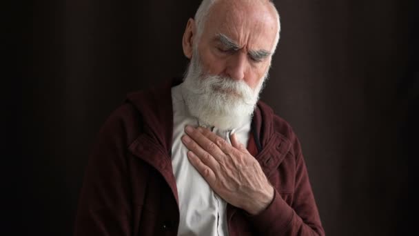 老年灰发男性感觉胸闷 肺部感染 肠胃症状19 — 图库视频影像