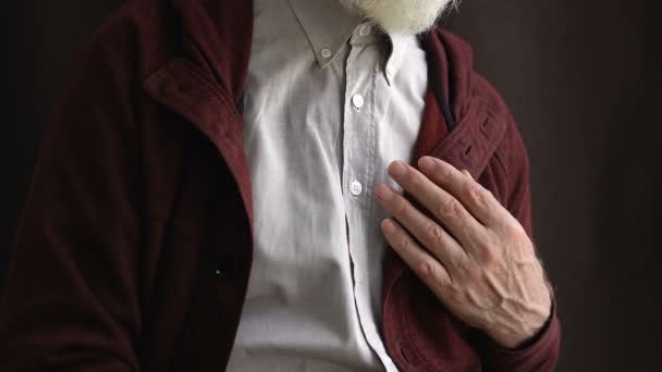 老年男性养恤金领取者感到胸部疼痛 心脏病发作 呼吸急促 — 图库视频影像