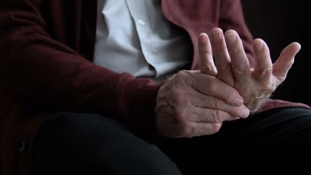 Uomo Anziano Sensazione Dolore Alla Mano Infiammazione Delle Articolazioni Artrite — Video Stock