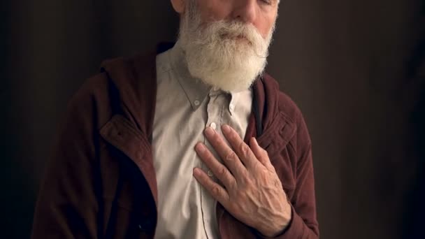 Älterer Mann Leidet Unter Schmerzen Der Lunge Auf Dunklem Hintergrund — Stockvideo