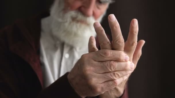 Malade Pensionné Massant Main Symptôme Arthrose Difficultés Vieillesse — Video