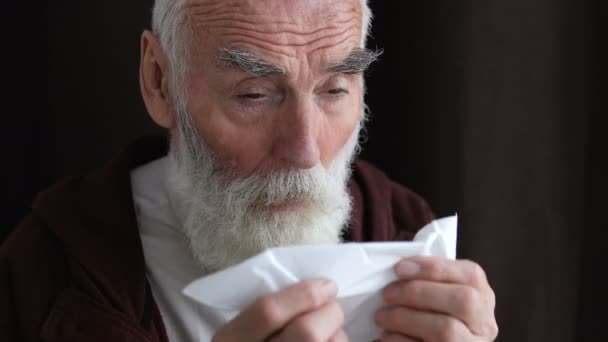Pria Tua Meniup Hidung Dalam Jaringan Merasa Sakit Alergi Rinitis — Stok Video