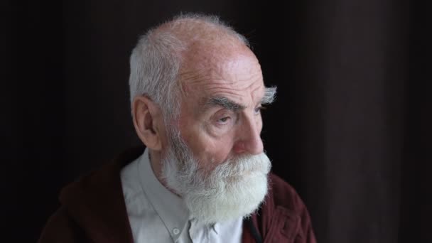 Trauriger Grauhaariger Mann Der Sich Pflegeheim Einsam Fühlt Altersdepression Rente — Stockvideo