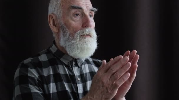Alter Mann Mit Geschlossenen Augen Beim Beten Händchenhalten Religiösem Ritual — Stockvideo
