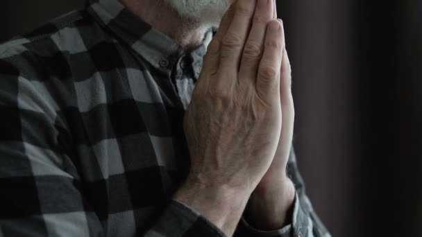 白髪の年老いた年金受給者目を閉じて神を賛美します 宗教的な崇拝 — ストック動画