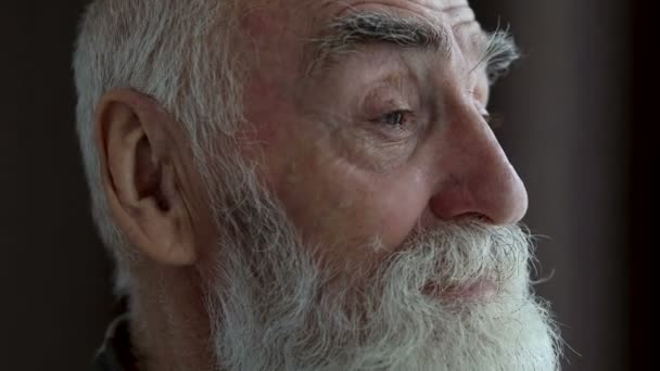 Minnettar Yaşlı Adam Ağlıyor Tanrı Yla Konuşuyor Aile Üyeleri Inanç — Stok video