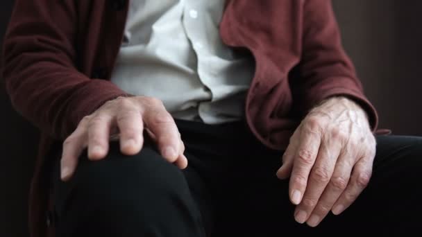 Віці Пенсіонера Який Страждає Від Хвороби Паркінсона Чоловіки Тремтять Руками — стокове відео