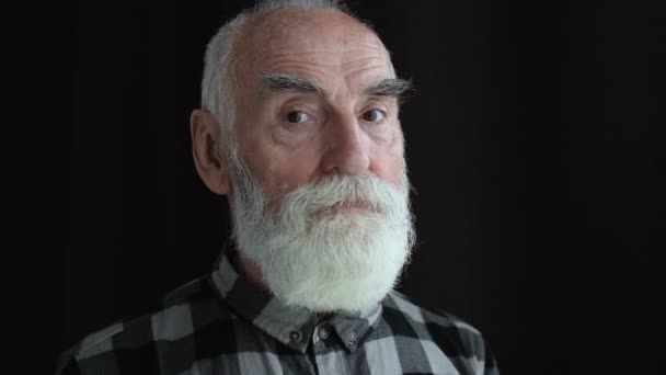 Седой Мужчина Смотрит Камеру Чувствует Себя Одиноким Социальная Незащищенность Пенсия — стоковое видео