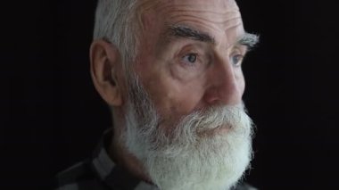 Yalnız, yaşlı, sorunlarını düşünen, ümitsiz, emekli bir adam.