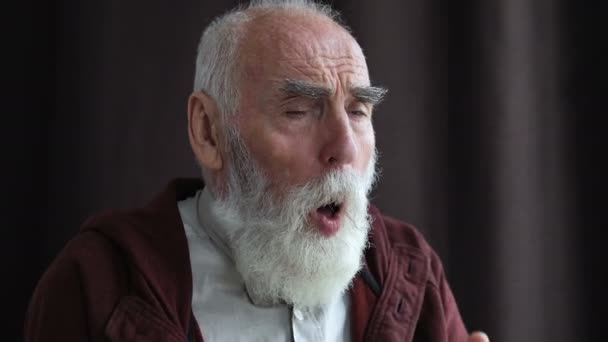老年人干咳 喉头酸痛 慢性支气管炎 — 图库视频影像