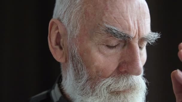 Στρεσαρισμένος Συνταξιούχος Άντρας Που Αγγίζει Κεφάλι Κίνδυνος Εγκεφαλικού Επεισοδίου Μαγνητική — Αρχείο Βίντεο