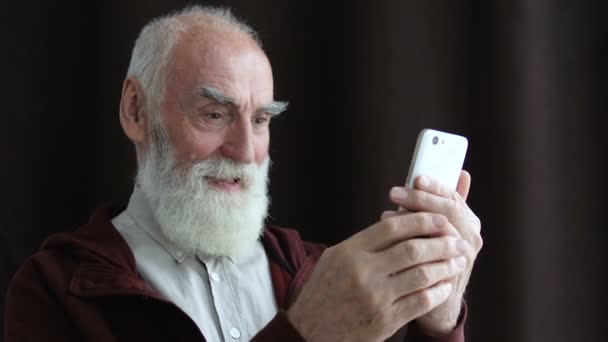 Froher Älterer Mann Zeigt Geste Liest Nachricht Smartphone Online — Stockvideo