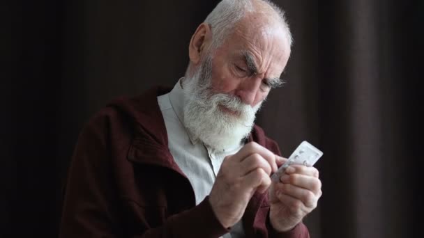 Нездоровый Пенсионер Принимает Таблетки Черном Фоне Сердечные Заболевания Пожилых Людей — стоковое видео