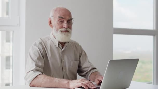 Inspirado Homem Idoso Escritor Sonhando Trabalhar Laptop Pensando Sobre Enredo — Vídeo de Stock