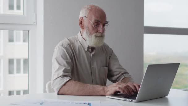 Нервовий Старший Працівник Який Друкує Ноутбуці Робить Звіт Дивлячись Діаграму — стокове відео