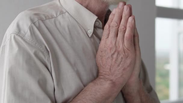 Viejo Hombre Pelo Gris Comenzando Mañana Oración Agradeciendo Dios Por — Vídeo de stock
