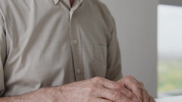Oude Man Vouwt Handen Steekt Ogen Bidt God Vraagt Gezondheid — Stockvideo