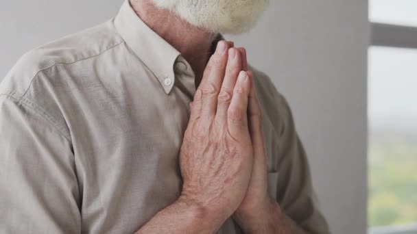 Homme Barbu Profondément Religieux Priant Dieu Chuchotant Ses Souhaits Mains — Video