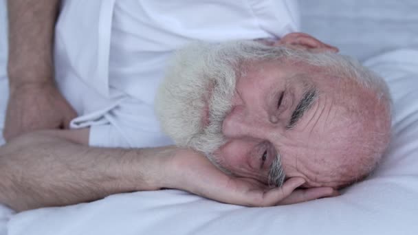 Homme Retraité Réveillant Matin Horloge Biologique Soins Santé Repos — Video