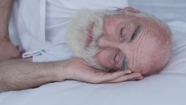 高齢の白髪の男が朝目を覚ます 新鮮で精力的な感じ — ストック動画