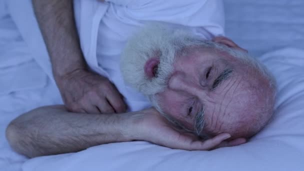 Oudere Man Die Nachts Hoest Chronische Bronchitis Gezondheidszorg Virus — Stockvideo