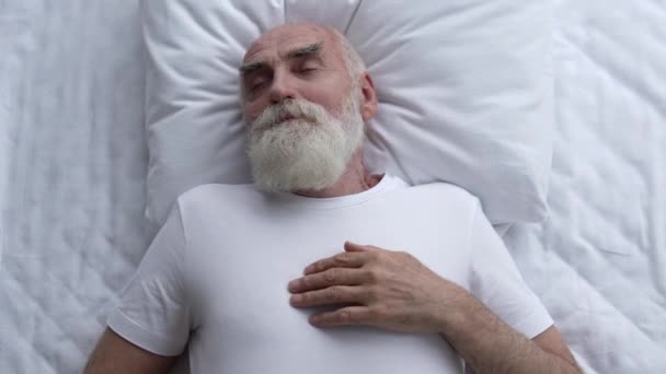 Gelukkig Senior Man Slapen Bed Comfortabele Matras Zoete Dromen Rust — Stockvideo