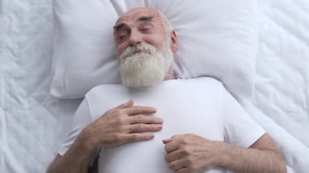 ベッドに寝そべって積極的な年金受給者健康 — ストック動画