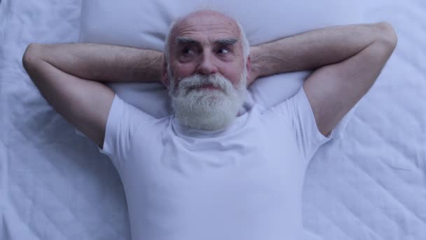 Pensieve Oudere Man Die Nadenkt Beslissing Een Idee Heeft Nachts — Stockvideo