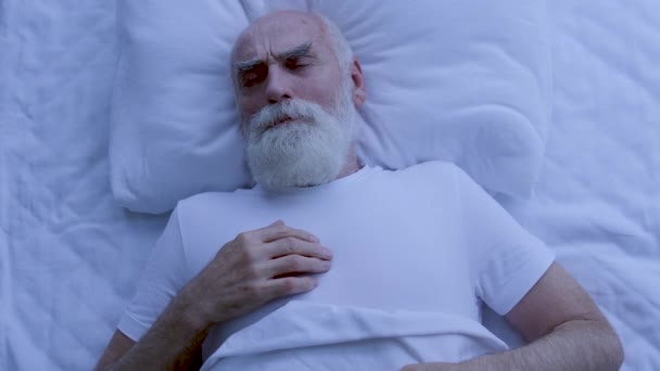 夜に不安と寝ている高齢者 悪い夢 健康管理 ストレス — ストック動画