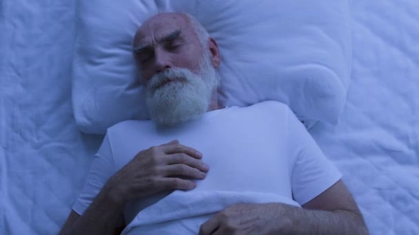 恐怖の老人は夜目を覚ます 不安を感じ 睡眠問題 — ストック動画