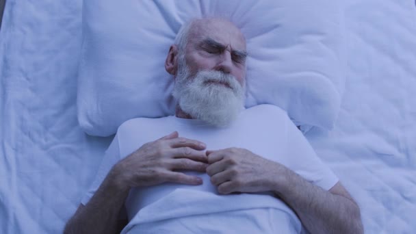 Hombre Estresado Tratando Dormir Pensamiento Obsesivo Por Noche Malestar Físico — Vídeos de Stock