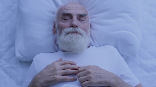 Grauhaariger Mann Wacht Bett Auf Schlafstörungen Störende Träume Der Nacht — Stockvideo