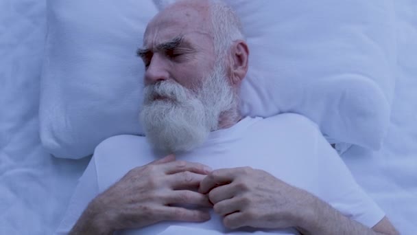 Hombre Anciano Perturbado Durmiendo Almohada Hombre Preocupado Que Sufre Trastorno — Vídeos de Stock