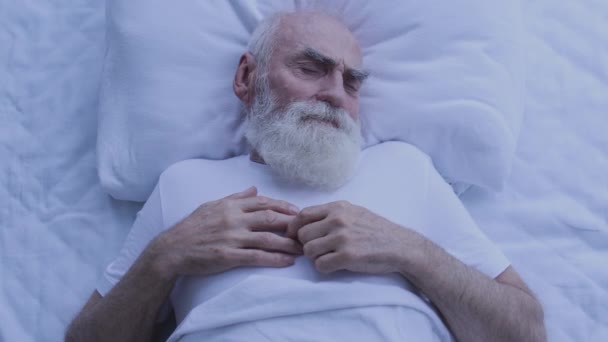 Hombre Anciano Nervioso Despertando Por Noche Sufriendo Trastorno Del Sueño — Vídeos de Stock