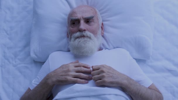 Emocjonalny Mężczyzna Próbujący Zasnąć Objaw Obsesyjnego Myślenia Nocy Zdrowie — Wideo stockowe