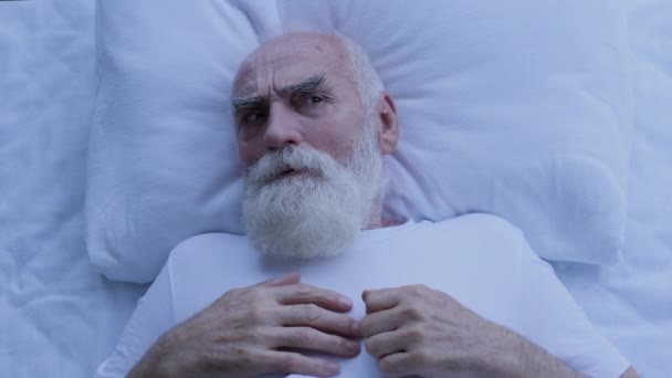 Sinirli Kıdemli Adam Kulaklarını Kapatıyor Gürültüyle Dinlenmeye Çalışıyor Uykusuzluk Çekiyor — Stok video