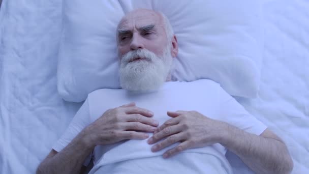 Irriteret Pensionist Forsøger Sove Lytter Til Støj Søvnløs Nat Stress – Stock-video